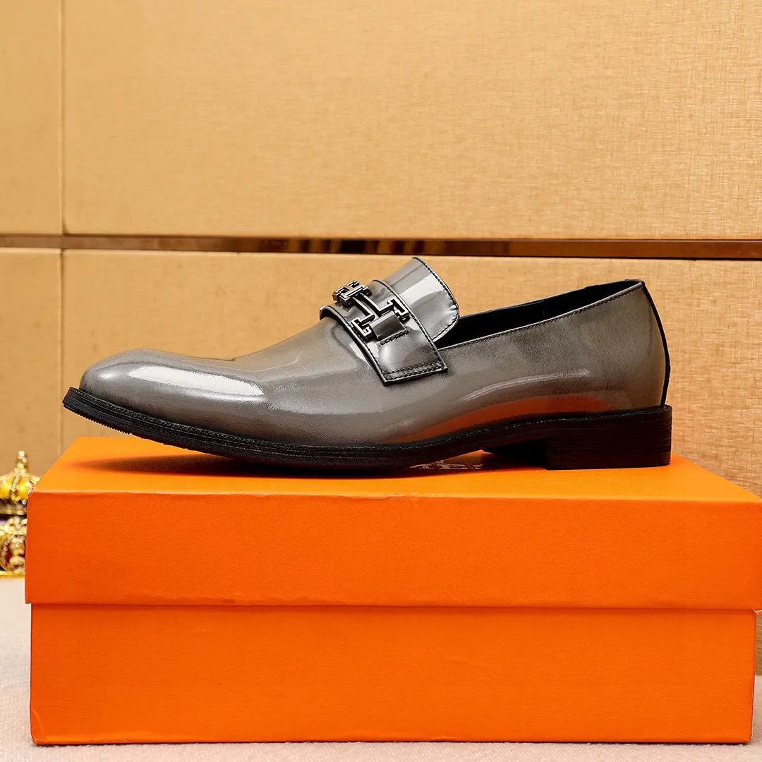 Men's shoes 💰460 💐 Product trademark: HERMES "Hermès" casual leather shoes Regular size: 38-44 (45🉑️customized) Product materials: Selected imported first-layer open-edge beaded cowhide upper, imported water-dyed 🐂 cowhide lining. Strong three-dimensional visual effect, combined outsole Color: 2⃣️colors available